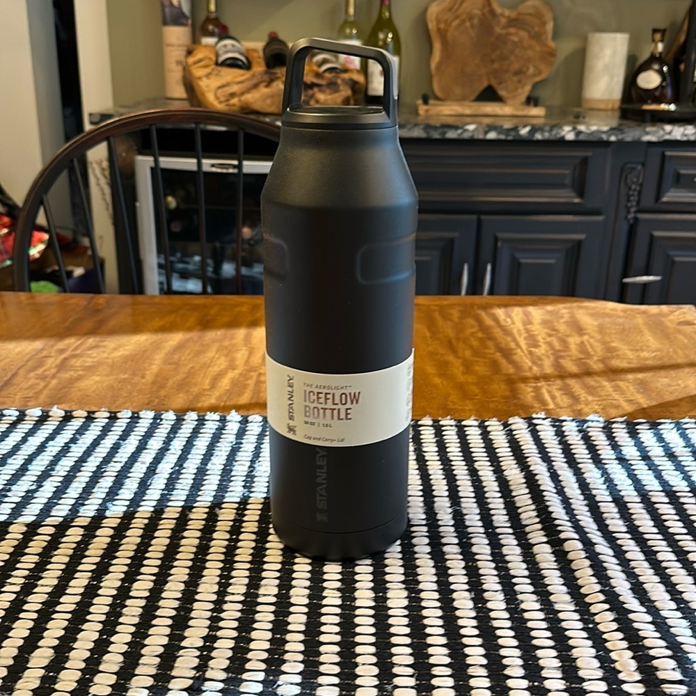 STANLEY ICEFLOW BOTTLE WITH CAP AND CARRY LID 50 OZ